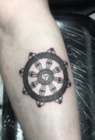 无上船舵纹身 男生手臂上黑色的船舵纹身图片