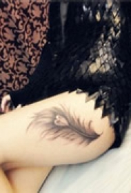 精美羽毛腿部纹身