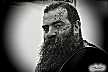 猛汉霸气脸部纹身