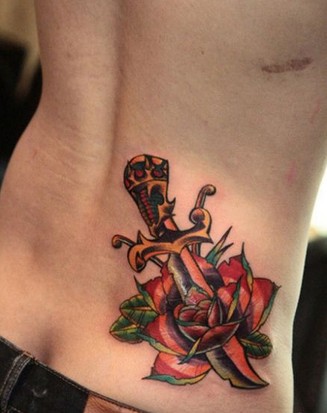 炫彩持枪腰部纹身