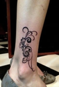 精美花藤腿部纹身