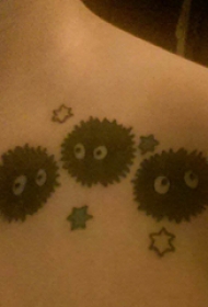 纹身精灵 男生锁骨上彩色的灰尘精灵纹身图片