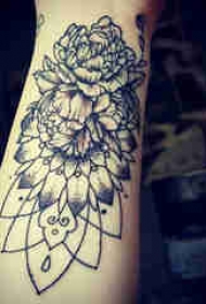 植物纹身 男生手臂上黑色的牡丹纹身图片