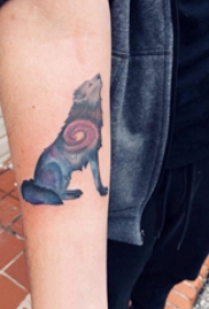 手臂纹身素材 男生手臂上宇宙和狼纹身图片