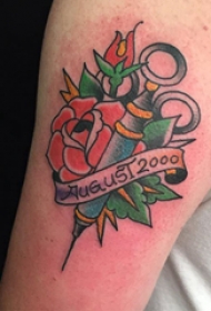 双大臂纹身 男生大臂上英文和花朵纹身图片