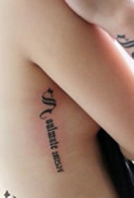 哥特文字胸部纹身