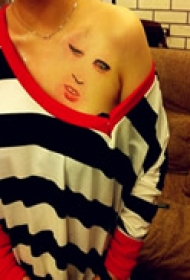 性感艺术胸部纹身