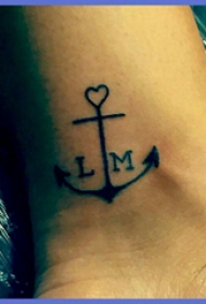 脚踝小清新纹身 女生脚踝上字母和船锚纹身图片缩略频道推荐图