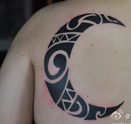图腾月亮背部纹身