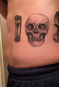 骷髅纹身 男生侧腰上沙漏和骷髅纹身图片