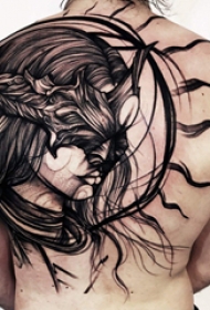 后肩纹身 男生后肩上圆形和人物纹身图片
