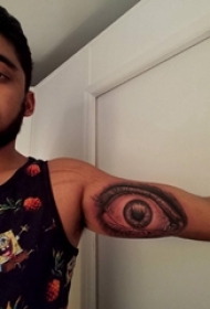 眼睛纹身 男生手臂上眼睛纹身唯美图片