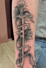 手臂纹身素材 男生手臂上植物和剑纹身图片