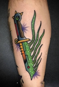 欧美小腿纹身 男生小腿上彩色的匕首纹身图片
