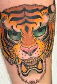 小动物纹身 男生小腿上彩色的老虎纹身图片
