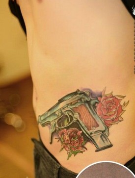 炫彩持枪腰部纹身