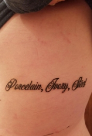 花体英文纹身 女生侧腰上花体英文纹身图片