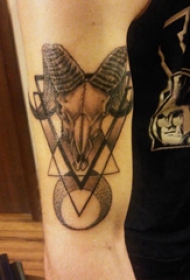 手臂纹身素材 男生手臂上几何和羊头纹身图片