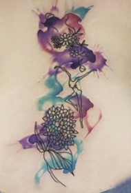 纹身后背女 女生后背上人物和花朵纹身图片