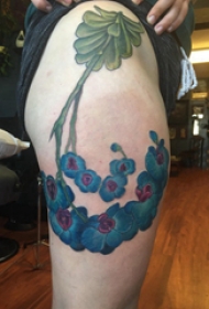 花朵纹身 女生大腿上叶子和花朵纹身图片