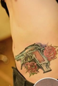 炫彩持枪腰部纹身