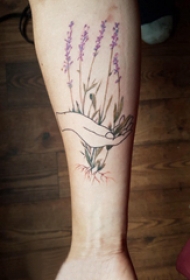 手臂纹身素材 男生手臂上手部和植物纹身图片