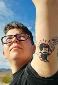 大臂纹身图 男生大臂上英文和卡通人物纹身图片