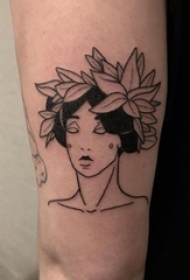 极简线条纹身 男生手臂上植物和人物纹身图片