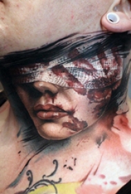 颈部纹身设计 男生颈部彩色的人物纹身图片