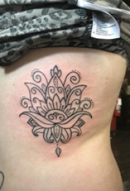 极简线条纹身 女生侧腰上黑色的梵花纹身图片