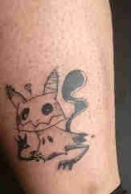 纹身卡通 男生小腿上黑色的皮卡丘纹身图片