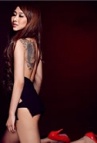 精美鲤鱼背部纹身