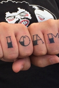 花体英文纹身 女生手指上花体英文纹身图片