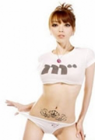 性感美女腹部纹身