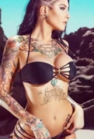 纹身展示出女人的性感