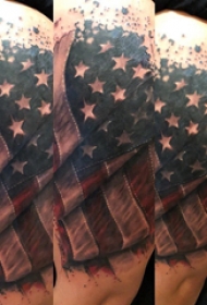 双大臂纹身 男生大臂上彩色的国旗纹身图片