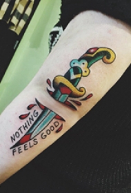 手臂纹身图片 男生手臂上英文和匕首纹身图片