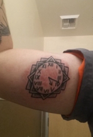 纹身钟表  男生手臂上时钟纹身图片