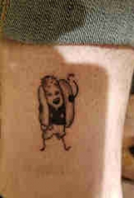 极简线条纹身 男生小腿上黑色的卡通人物纹身图片