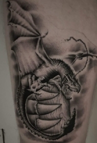 纹身大腿男 男生大腿上黑色的飞龙纹身图片