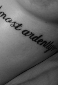 花体英文纹身 女生侧肋上花体英文纹身图片