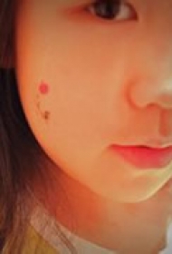 脸部女生小巧纹身