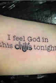 点刺纹身技巧 男生手臂上黑色的花体英文纹身图片