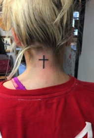 纹身小十字架 女生脖子上简单十字架纹身图片