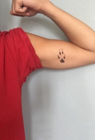 爪纹身图片 男生手臂上黑色的爪印纹身图片