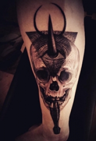 纹身骷髅头 男生手臂上骷髅头纹身图片