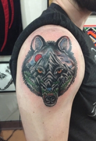 大臂纹身图 男生大臂上风景和熊纹身图片