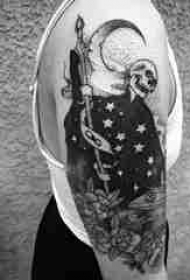 死神镰刀纹身图案 女生大臂上花朵和死神镰刀纹身图片