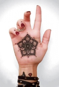 手掌小纹身 多款简单线条纹身素描手掌小纹身图案