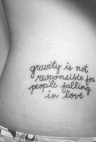 侧腰纹身图 女生侧腰上花体英文纹身图片